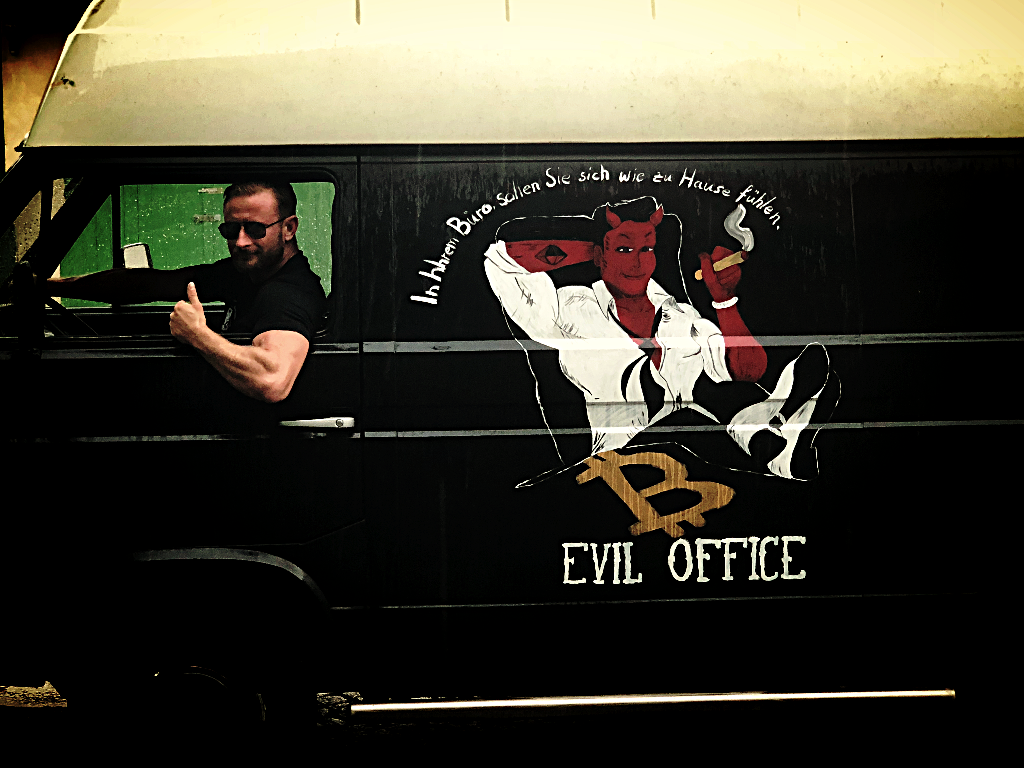 EVIL OFFICE Firmenwagen mit Branding