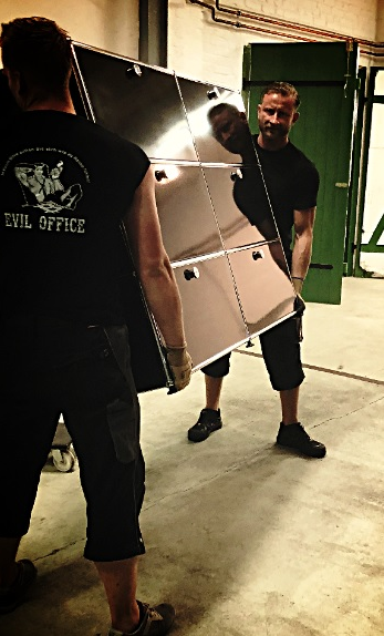 EVIL OFFICE Team beim Transport von Büromöbeln in Berlin