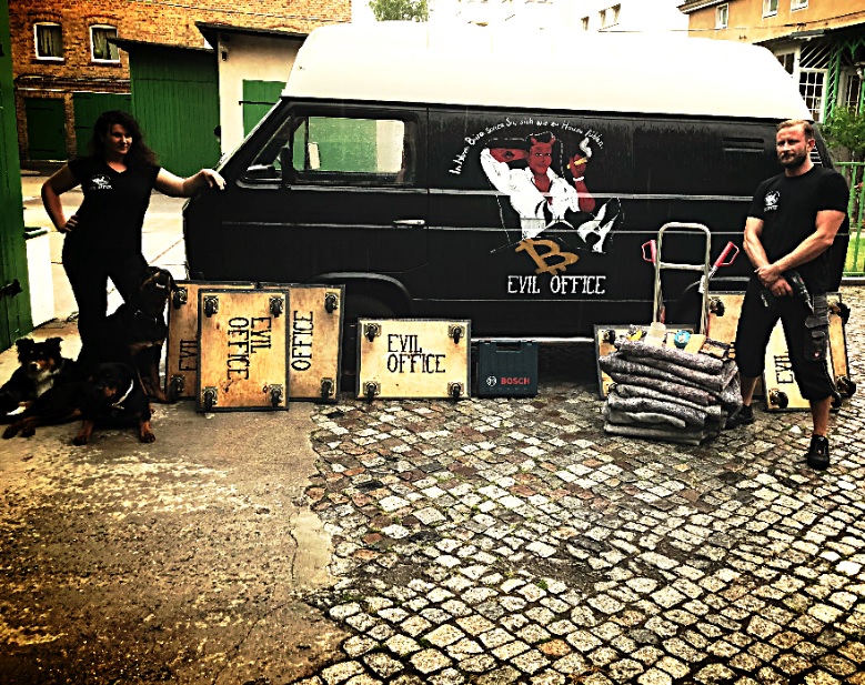 Das EVIL OFFICE Team Jakub und Steffi vor dem Firmenwagen in Berlin